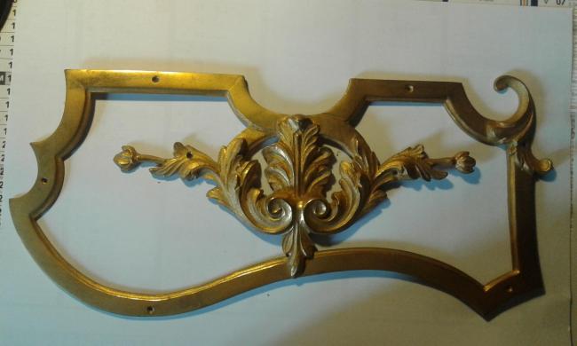 Bronze ornant la façade d'un tiroir de bureau LXV